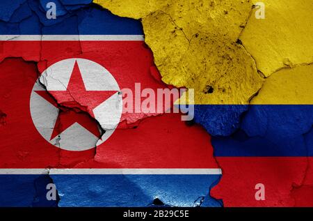 Bandiere della Corea del Nord e della Colombia dipinte su pareti incrinate Foto Stock