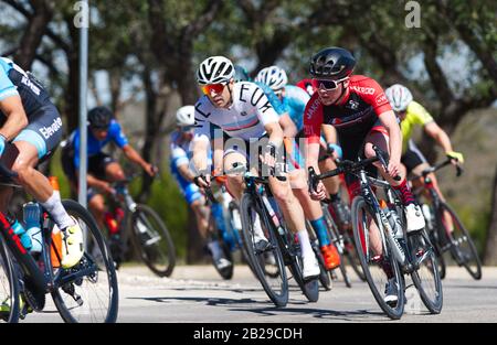 Ciclista che raggiunge la 29th gara annuale la Primavera in bicicletta a Lago Vista, Texas. Foto Stock