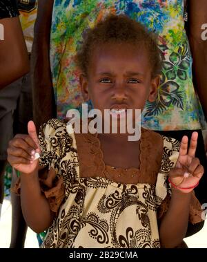 Port Vila, Vanuatu - 14 febbraio 2020: Bambina Kanak che posa per una foto. Foto Stock