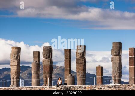 Figure di pietra dei guerrieri Toltec, Piramide di Quetzalcoatl, sito archeologico di Tula, stato di Hidalgo, Messico, America Centrale Foto Stock