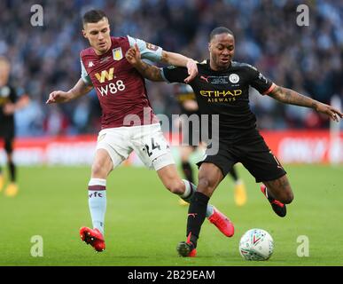 Londra, Regno Unito. 1st Mar, 2020. Il Raheem Sterling (R) di Manchester City è affrontato da Frederic Guilbert dell'Aston Villa durante la finale partita della EFL League Cup tra l'Aston Villa e la Manchester City allo stadio di Wembley a Londra, la Gran Bretagna, il 1 marzo 2020. SOLO PER USO EDITORIALE. NON IN VENDITA PER CAMPAGNE DI MARKETING O PUBBLICITARIE. NESSUN UTILIZZO CON AUDIO, VIDEO, DATI, ELENCHI DI FIXTURE, LOGO CLUB/LEAGUE O SERVIZI "LIVE" NON AUTORIZZATI. USO ON-LINE IN-MATCH LIMITATO A 45 IMMAGINI, SENZA EMULAZIONE VIDEO. NON UTILIZZARE IN SCOMMESSE, GIOCHI O SINGOLE PUBBLICAZIONI CLUB/LEAGUE/PLAYER. Credito: Matthew Impey/Xinhua/Alamy Live News Foto Stock