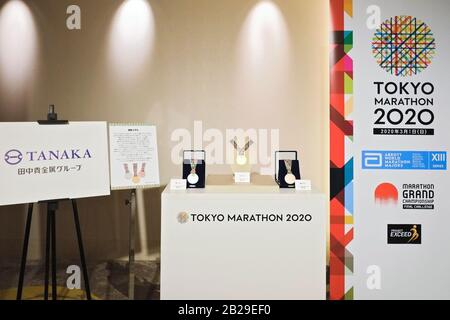 2020/02/28 Tokyo, Tokyo Marathon 2020 Conferenza Stampa. Medaglie In Esposizione Di Tanaka Holdings Co, Ltd. Credito: Michael Steinebach/Aflo/Alamy Live News Foto Stock