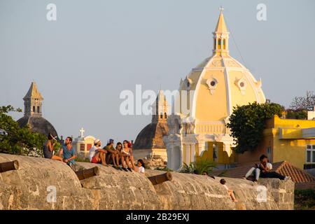 La gente siede sulle vecchie mura di Cartagena, Colombia Foto Stock