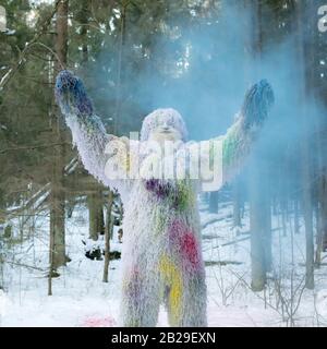 Personaggio fiaba Yeti nella foresta d'inverno. Foto fantasy all'aperto. Foto Stock