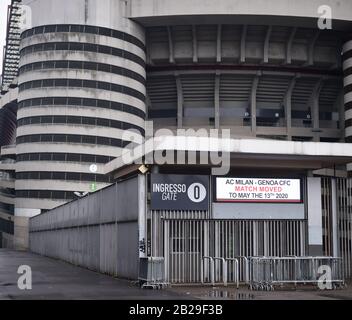 (200302) -- MILANO, 2 marzo 2020 (Xinhua) -- Vista generale si vede fuori dallo stadio di San Siro dopo una serie una partita di calcio tra AC Milan e Genova è stata rinviata a causa della recente epidemia di coronavirus a Milano, Italia, 1 marzo 2020. Il numero di italiani infettati dal coronavirus 'continua ad accelerare', Giovanni Rezza, capo del Dipartimento di Malattie Infettive dell'Istituto superiore Italiano di Sanità, ha detto domenica, aggiungendo che il paese era ad almeno una settimana di distanza dal vedere un picco nello scoppio. Secondo Angelo Borrelli, capo del Dipartimento di protezione civile e Comm Straordinario Foto Stock