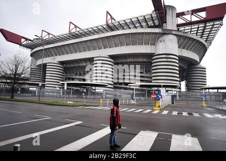 (200302) -- MILANO, 2 marzo 2020 (Xinhua) -- un fan dell'AC Milan si trova al di fuori dello stadio di San Siro dopo una serie una partita di calcio tra AC Milan e Genova è stata rinviata a causa della recente esplosione di coronavirus a Milano, Italia, 1 marzo 2020. Il numero di italiani infettati dal coronavirus 'continua ad accelerare', Giovanni Rezza, capo del Dipartimento di Malattie Infettive dell'Istituto superiore Italiano di Sanità, ha detto domenica, aggiungendo che il paese era ad almeno una settimana di distanza dal vedere un picco nello scoppio. Secondo Angelo Borrelli, capo del Dipartimento di protezione civile e Straordinario Foto Stock