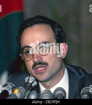 Washington DC, USA, 24 agosto 1992 il politico Giordano e portavoce Marwan al-Muasher risponde alle domande dei giornalisti durante un briefing di notizie tenuto durante il sesto round di colloqui di pace credito: Mark Reinstein/MediaPunch Foto Stock