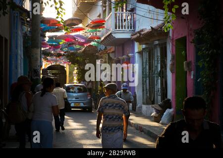 Strada sotto gli ombrelloni nel Barrio Getsemaní, Cartagena, Colombia Foto Stock