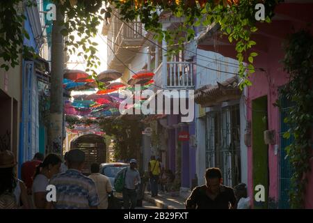 Strada sotto gli ombrelloni nel Barrio Getsemaní, Cartagena, Colombia Foto Stock
