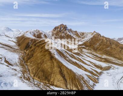 paesaggio con la montagna sterile che è coperto di ghiaccio Foto Stock