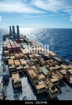 200226-N-FO574-1004 OCEANO ATLANTICO (FEB 26, 2020) Il comando militare statunitense di Sealift Bob Hope-class nave grande, a media velocità roll-on/roll-off USNS Benavidez (T-AKR 306) naviga attraverso l'Oceano Atlantico. Benavidez è in corso a sostegno DI DEFENDER-Europe 20. (STATI UNITI Navy Photo by Mass Communication Specialist 3rd Class Jordan R. Bair/Released) Foto Stock