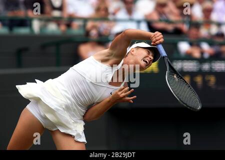 24 giugno 2010: Wimbledon, Regno Unito: Maria Sharapova in azione durante il suo secondo round match contro Joana Raluca Olaru di Romania durante i Campionati di Wimbledon 2010 Foto Stock