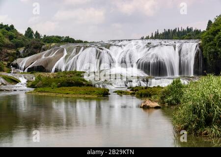 La cascata di Doupotang della cascata di Huangguoshu si trova sul fiume Bishui ad Anshun, nella provincia di Guizhou. Considerate le Cascate del Niagara della Cina. Foto Stock