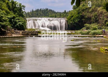 La cascata di Doupotang della cascata di Huangguoshu si trova sul fiume Bishui ad Anshun, nella provincia di Guizhou. Considerate le Cascate del Niagara della Cina. Foto Stock