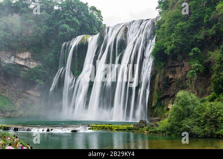 La cascata di Doupotang della cascata di Huangguoshu si trova sul fiume Bishui ad Anshun, nella provincia di Guizhou. Considerate le Cascate del Niagara della Cina. Foto Stock