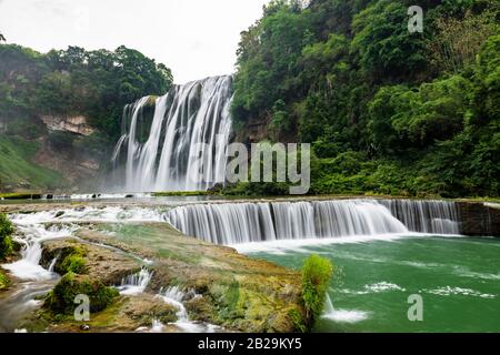 La cascata di Doupotang della cascata di Huangguoshu si trova sul fiume Bishui ad Anshun, nella provincia di Guizhou. Considerate le Cascate del Niagara della Cina. Foto Stock