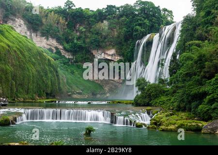 La cascata di Doupotang della cascata di Huangguoshu si trova sul fiume Bishui ad Anshun, nella provincia di Guizhou. Considerate le Cascate del Niagara della Cina. Foto Stock