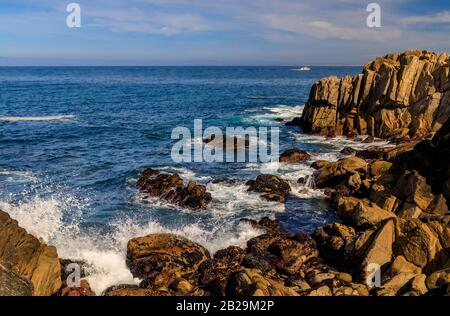 Vista panoramica delle onde dell'Oceano Pacifico che si infrangono sulle scogliere dell'aspra costa della California settentrionale di Monterey Foto Stock