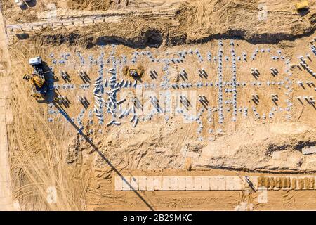 costruzione di fondazioni con macchina palafitte. pali in cemento armato di nuovo edificio. vista dall'alto dal drone Foto Stock