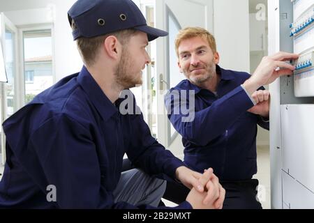 i tecnici si trovano in un ambiente industriale Foto Stock