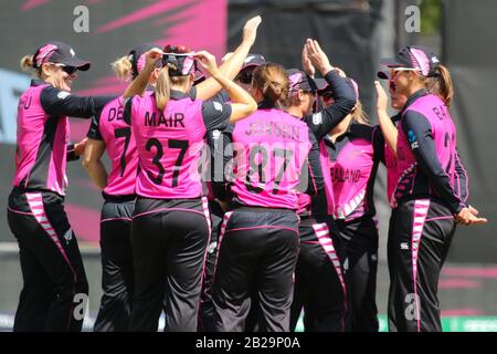 Junction Oval, Melbourne, Australia. 02nd Mar, 2020. Icc Womens T20 World Cup Game 18- Nuova Zelanda Donne Giocando Australia Donne-La Nuova Zelanda Team Celebrare Un Wicket Durante Il Gioco-Immagine Di Credito: Brett Keating/Alamy Live News Foto Stock