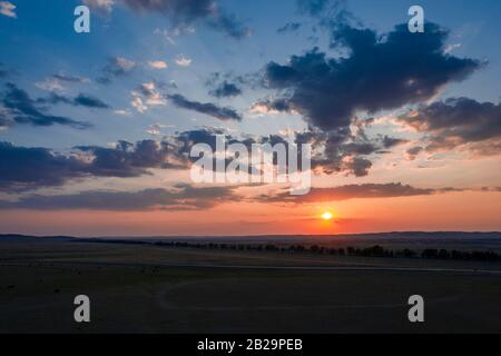 Steppa sotto il cielo maledetto al tramonto, Taipusi Banner, Mongolia Interna, Cina Foto Stock