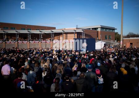 Washington, DC, USA. 23rd Feb, 2020. Pete Buttigieg, candidato democratico alla presidenza e ex sindaco di South Bend, Indiana, partecipa a un rally in un municipio di Arlington, Virginia, Stati Uniti, 23 febbraio 2020. L'ex South Bend, Indiana, il sindaco Pete Buttigieg sta terminando la sua offerta presidenziale, ha riferito i media degli Stati Uniti sbocchi la domenica. Credito: Liu Jie/Xinhua/Alamy Live News Foto Stock