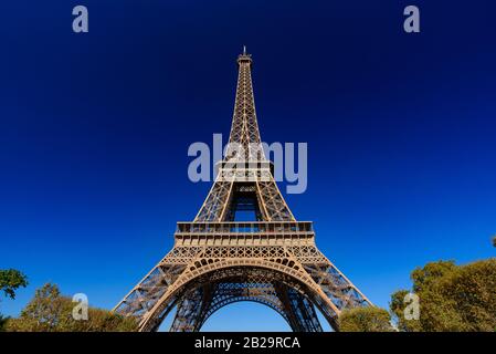 Torre Eiffel con cielo blu soleggiato a Parigi, Francia Foto Stock