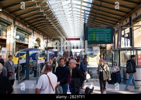 Treni Eurostar tra Parigi e Londra in Gare du Nord Foto Stock