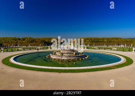 Fontana di Latona, tra il Castello di Versailles e il Canal Grande, nei Giardini di Versailles a Parigi, Francia Foto Stock