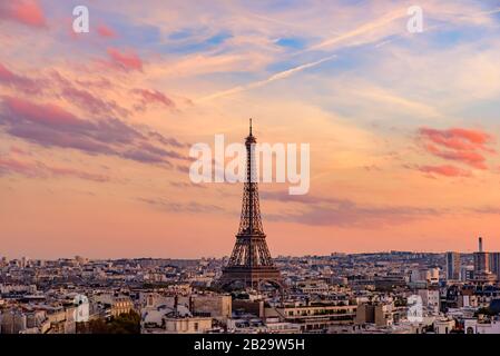 Torre Eiffel al tramonto con cielo e nuvole colorate, Parigi, Francia Foto Stock