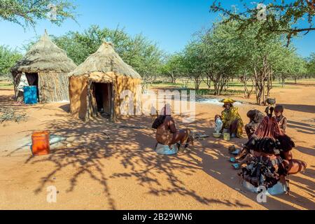 Namibia, KAMANJAB, 6 MAGGIO: Himba tribù donna, famiglia con bambino nel villaggio di Himba persone vicino a Kamanjab nel nord della Namibia, 6 maggio 2018, Namibia Foto Stock
