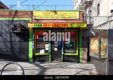 Glen Deli & Grocery, 55 Hegeman Ave, Brooklyn, New York. Foto storefront di New York di una bodega a Brownsville. Foto Stock