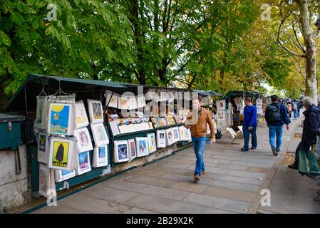 Il libro all'aperto stalla sulla riva della Senna a Parigi, Francia Foto Stock