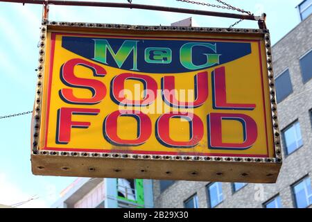 M&G Diner segno, 383 West 125th St, New York NY. Storefront si mescolano di un iconico ristorante soul food che chiude nel 2008. Foto Stock