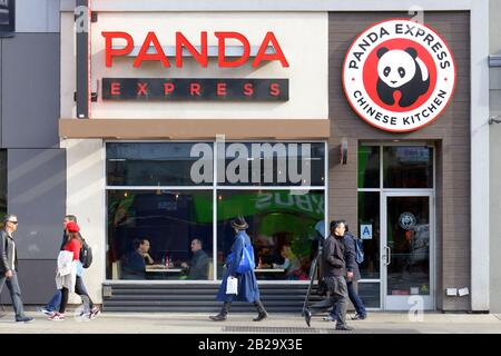 Panda Express, 414 8th Avenue, New York. Foto del punto vendita di New York di un veloce e informale ristorante della catena cinese americana nel centro di Manhattan. Foto Stock