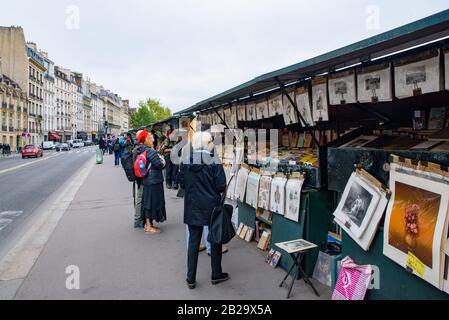 Il libro all'aperto stalla sulla riva della Senna a Parigi, Francia Foto Stock