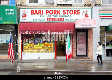 Bari Pork Store, 6321 18th Ave, Brooklyn, New York. Foto del negozio di New York di una macelleria a Bensonhurst Foto Stock