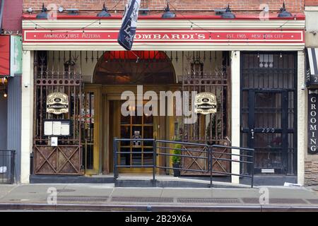 Lombardi's, 290 8th Ave, New York. Foto di fronte al negozio di New York di un ristorante di pizza cotta a legna nel quartiere Chelsea di Manhattan. Foto Stock