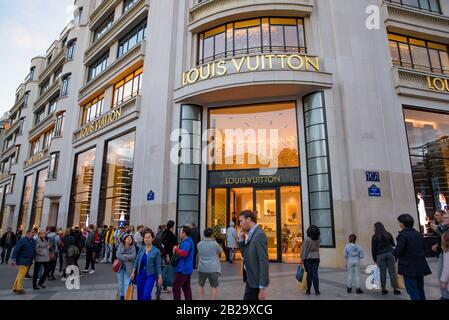 Persone di fronte al Louis Vuitton Maison Champs Élysées a Parigi, Francia Foto Stock