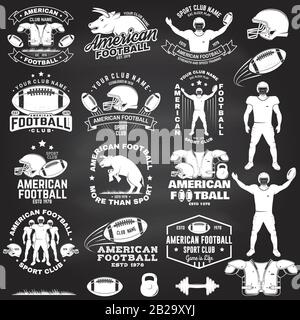 Set di football americano o di rugby club badge sulla lavagna con elemento di design. Illustrazione del vettore. Il set di attrezzature da calcio americane include calciatore, casco, palla e spalla Illustrazione Vettoriale