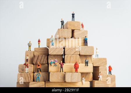 Giocattoli in miniatura - reclutamento o lavori disponibili concetto. Diversi tipi di posti di lavoro per l'occupazione. Foto Stock