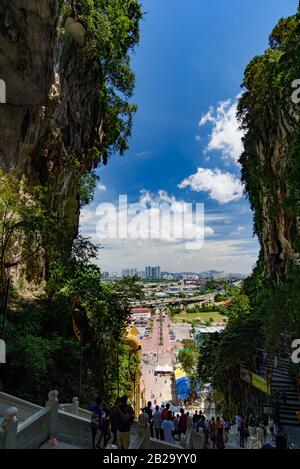 La vista della città dalla cima delle grotte di Batu a Kuala Lumpur, Malesia Foto Stock