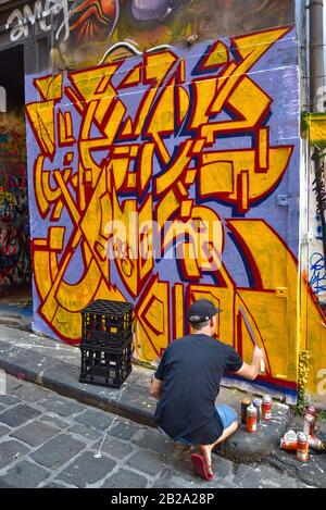 Hosier Lane, una strada famosa per le opere d'arte dei graffiti a Melbourne, Australia Foto Stock