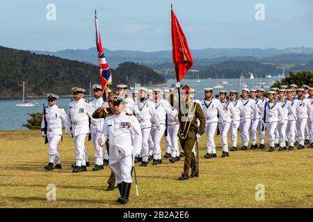 Militari alla sfilata della NZ Navy prima del Waitangi Day a Waitangi. . La giornata nazionale della Nuova Zelanda commemora la firma del trattato il 6 febbraio 1840 Foto Stock