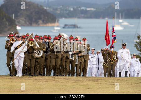 Gruppo militare alla sfilata della Marina prima del Waitangi Day a Waitangi, Nuova Zelanda. La giornata nazionale della Nuova Zelanda commemora la firma del trattato il 6 febbraio 1840 Foto Stock