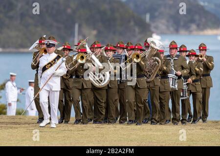 Gruppo militare alla sfilata della Marina prima del Waitangi Day a Waitangi, Nuova Zelanda. La giornata nazionale della Nuova Zelanda commemora la firma del trattato il 6 febbraio 1840 Foto Stock