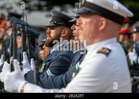 Guardia D'Onore alla sfilata della Marina prima di Waitangi Day in Nuova Zelanda. La giornata nazionale della Nuova Zelanda commemora la firma il 6 febbraio 1840 del trattato Foto Stock