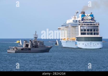 HMNZS Wellington & Ovation of the Seas offshore per Waitangi Day. La giornata nazionale della Nuova Zelanda commemora la firma del trattato il 6 febbraio 1840 Foto Stock