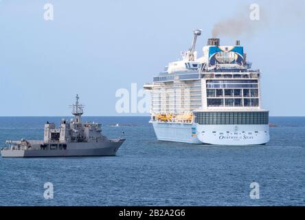 HMNZS Wellington & Ovation of the Seas offshore per Waitangi Day. La giornata nazionale della Nuova Zelanda commemora la firma del trattato il 6 febbraio 1840 Foto Stock